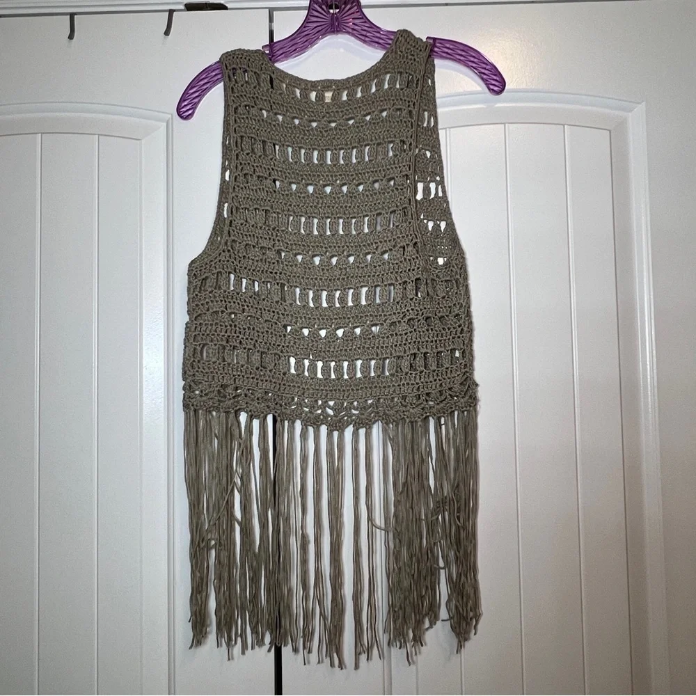 Daytrip Buckle Y2K women’s small crochet vest with fringe hem gray